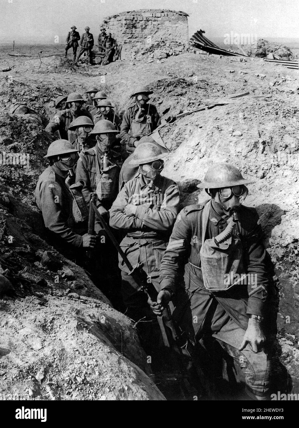 Australische Infanterie mit Gasmasken und Atemschutzmasken in einem Graben an der Westfront bei Ypern im Jahr 1917 Stockfoto