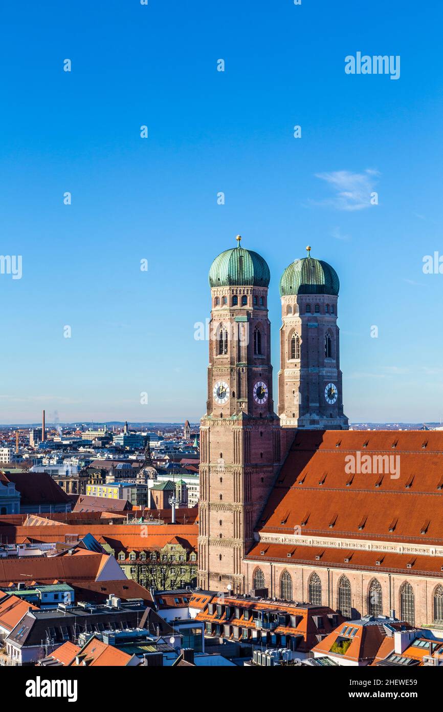 Die Frauenkirche ist eine Kirche in der bayerischen Stadt München, die als Dom der Erzdiözese München und Freising und Sitz ihres Arc dient Stockfoto