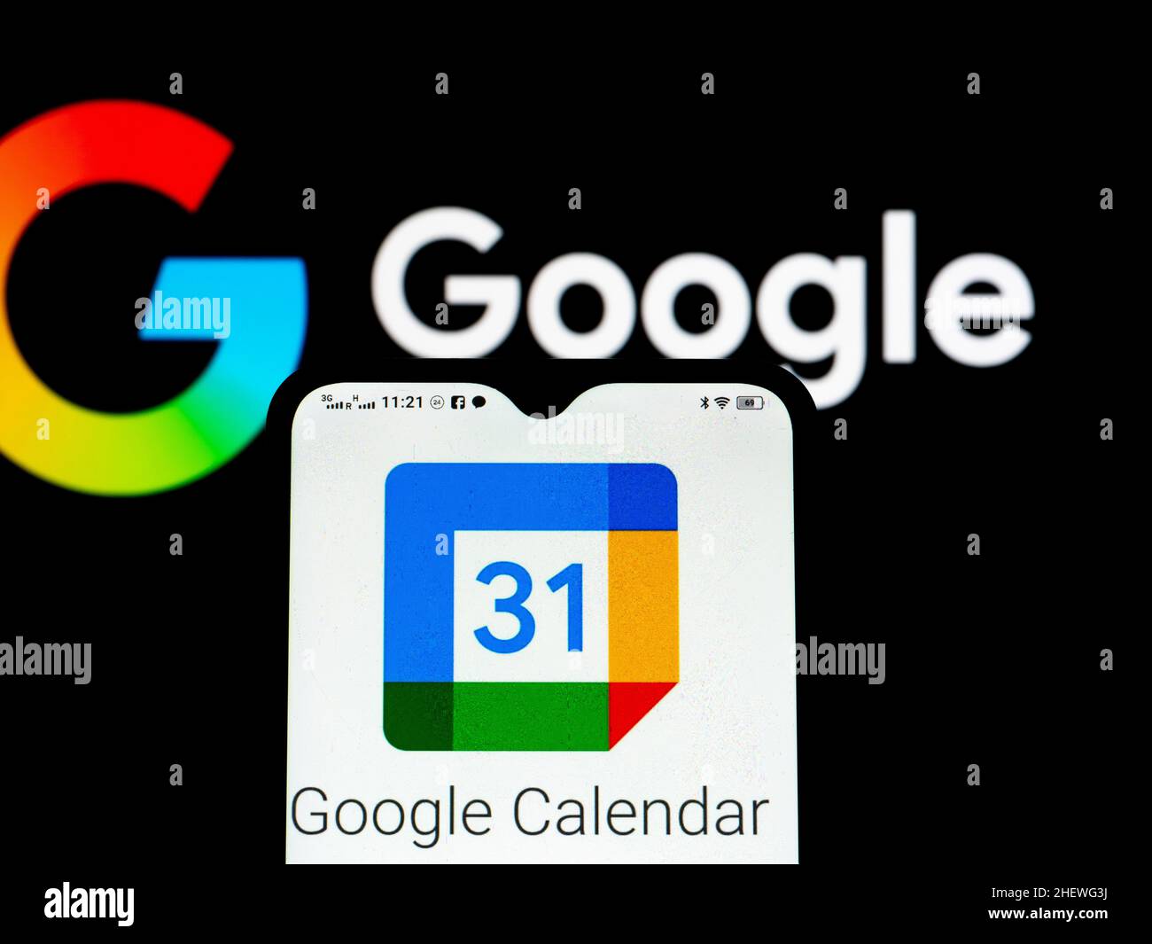 Ukraine. 12th Januar 2022. In dieser Abbildung ist das Google Calendar-Logo auf einem Smartphone-Bildschirm und das Google-Logo im Hintergrund zu sehen. Kredit: SOPA Images Limited/Alamy Live Nachrichten Stockfoto
