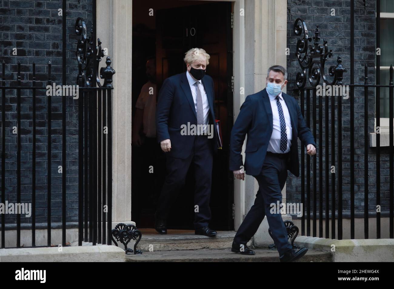 LONDON, 13. Januar 2022 (Xinhua) -- der britische Premierminister Boris Johnson (L) verlässt die Downing Street 10 für Fragen des Premierministers in London, Großbritannien, 12. Januar 2022. Boris Johnson entschuldigte sich am Mittwoch für die Teilnahme an einer Downing Street Gartenparty während der ersten Sperre des Landes im Jahr 2020. Während der wöchentlichen Fragesitzung des Premierministers im Unterhaus (Unterhaus des britischen Parlaments) gab Johnson zu, dass er am 20. Mai 2020 an der Versammlung im Hintergarten der Downing Street 10 teilgenommen habe. (Foto von Tim Ireland/Xinhua) Stockfoto