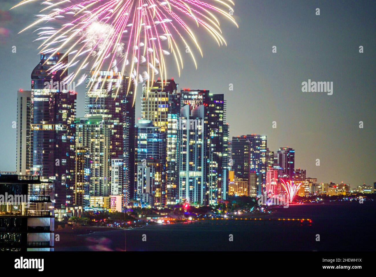 Sunny Isles Beach Miami Florida Silvesterfeier Feuerwerk Burst Nacht Hochhaus Eigentumswohnung Eigentumswohnungen Türme Gebäude Stockfoto
