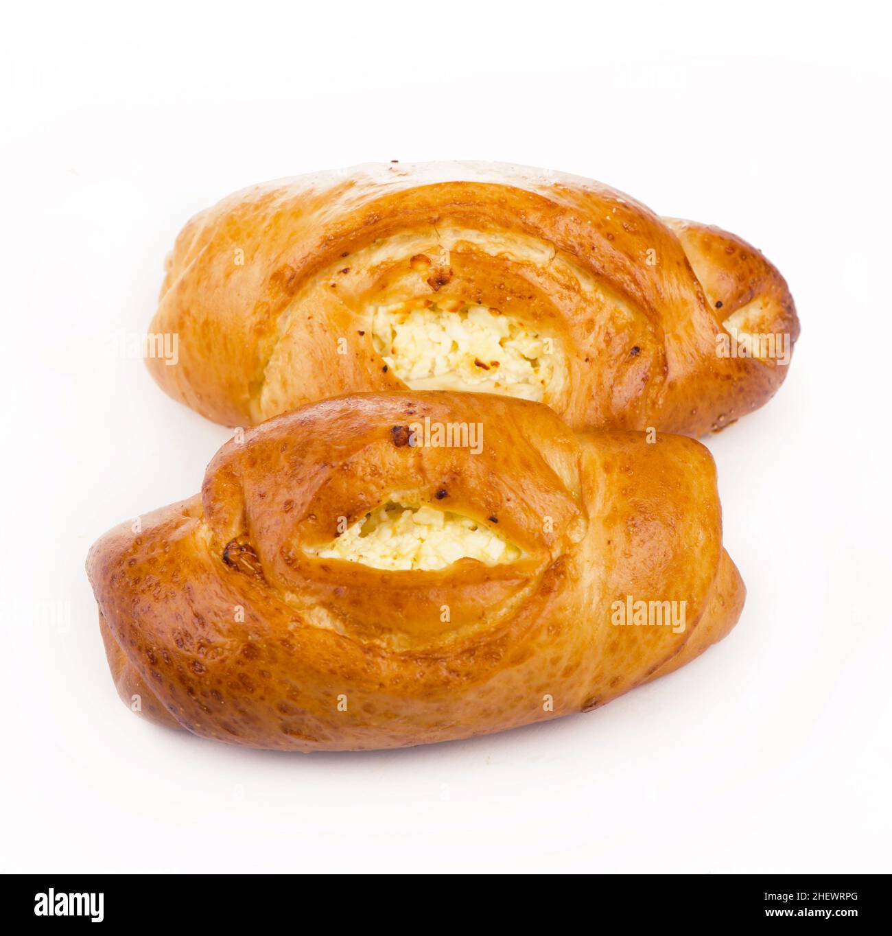 Frisch gebackenes Brötchen mit Quark isoliert Stockfoto