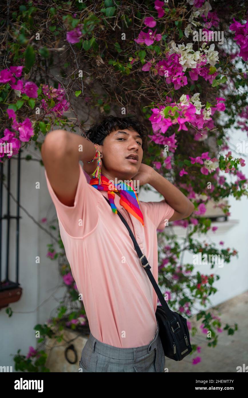 Porträt eines attraktiven und stilvollen jungen lateinamerikanischen nicht-binären Teenagers, selbstbewusst und glücklich mit ihrer Geschlechtsidentität, im Freien Stockfoto