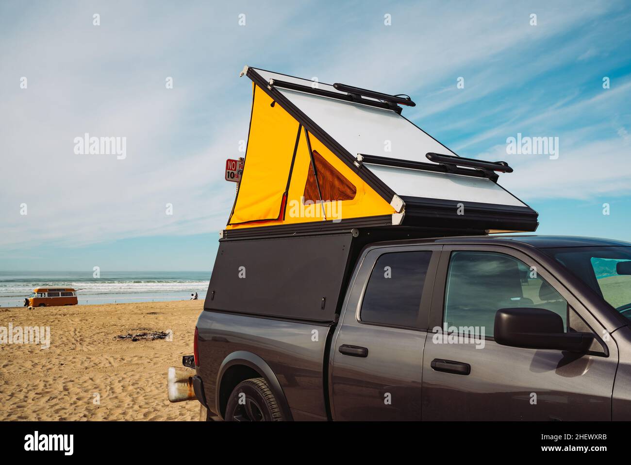 Auto Dachzelt für Camping. Auto auf Parkplatz in der Nähe des Strandes mit  leichtem Wohnmobil-Autozelt auf einem Dach, wolkig Himmel Hintergrund  Stockfotografie - Alamy