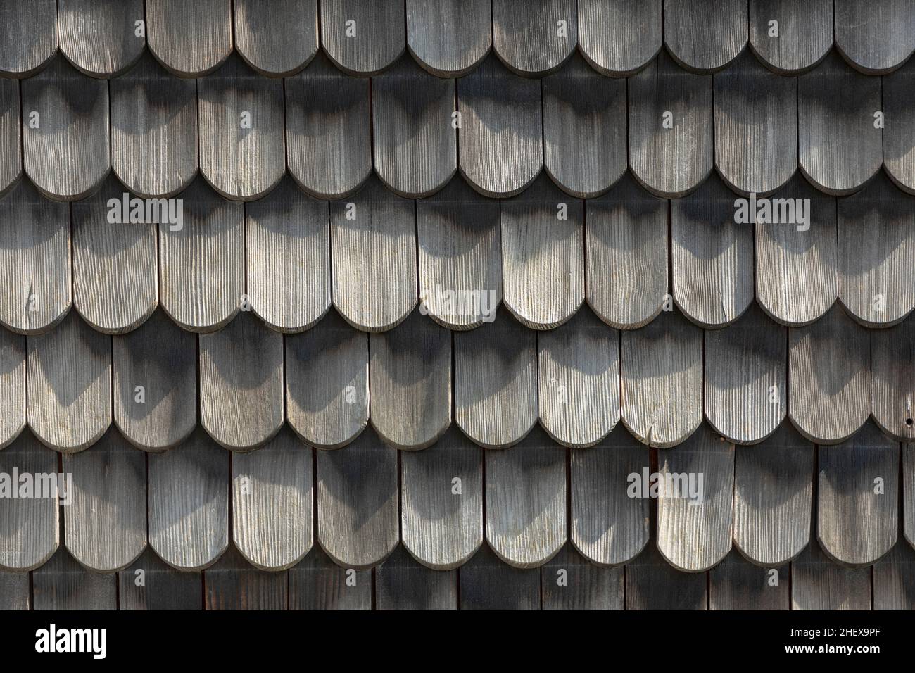 Holzdach - alte traditionelle Methode für die Bedachung - Dachschindeln und Shakes sind bekannt für ihre Dämmeigenschaften Stockfoto