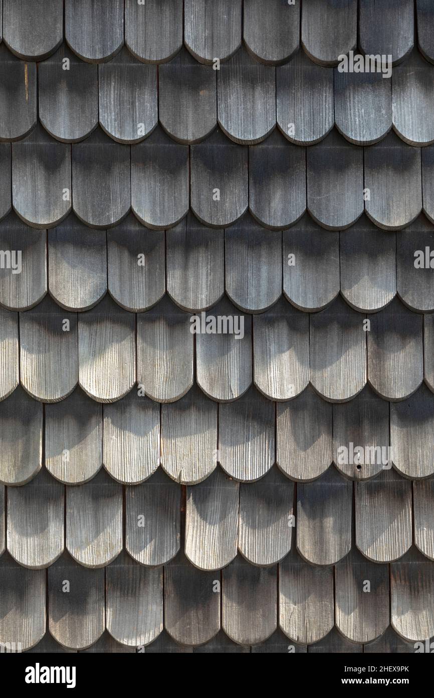Holzdach - alte traditionelle Methode für die Bedachung - Dachschindeln und Shakes sind bekannt für ihre Dämmeigenschaften Stockfoto
