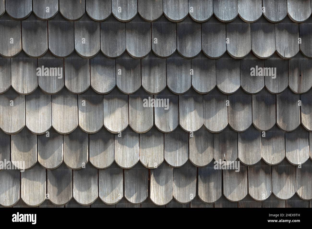 Holzdach - alte traditionelle Methode für die Bedachung - Dachschindeln und Shakes sind bekannt für ihre Dämmeigenschaften Stockfoto