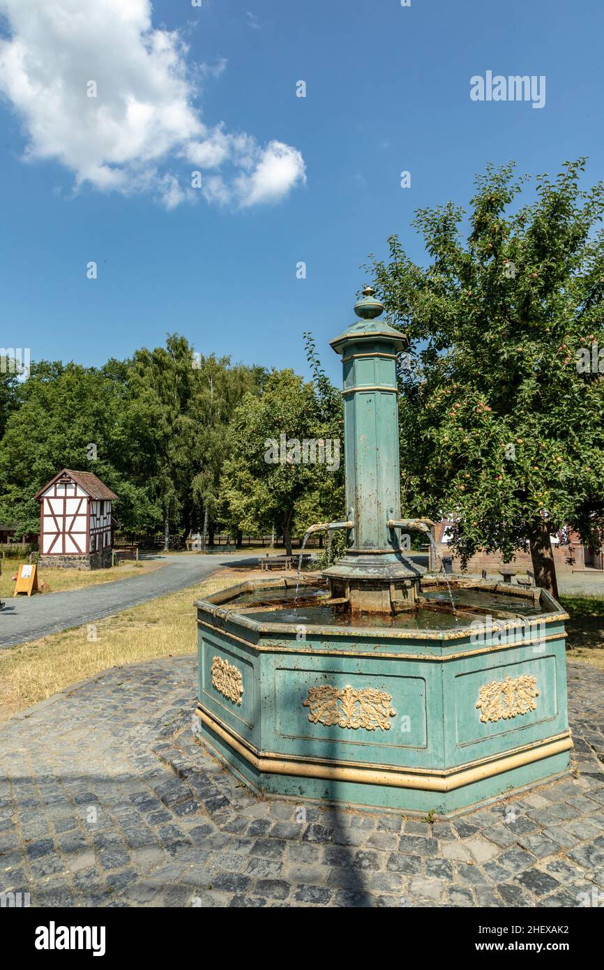 Alter historischer Brunnen im Hessenpark unter blauem Himmel Stockfoto