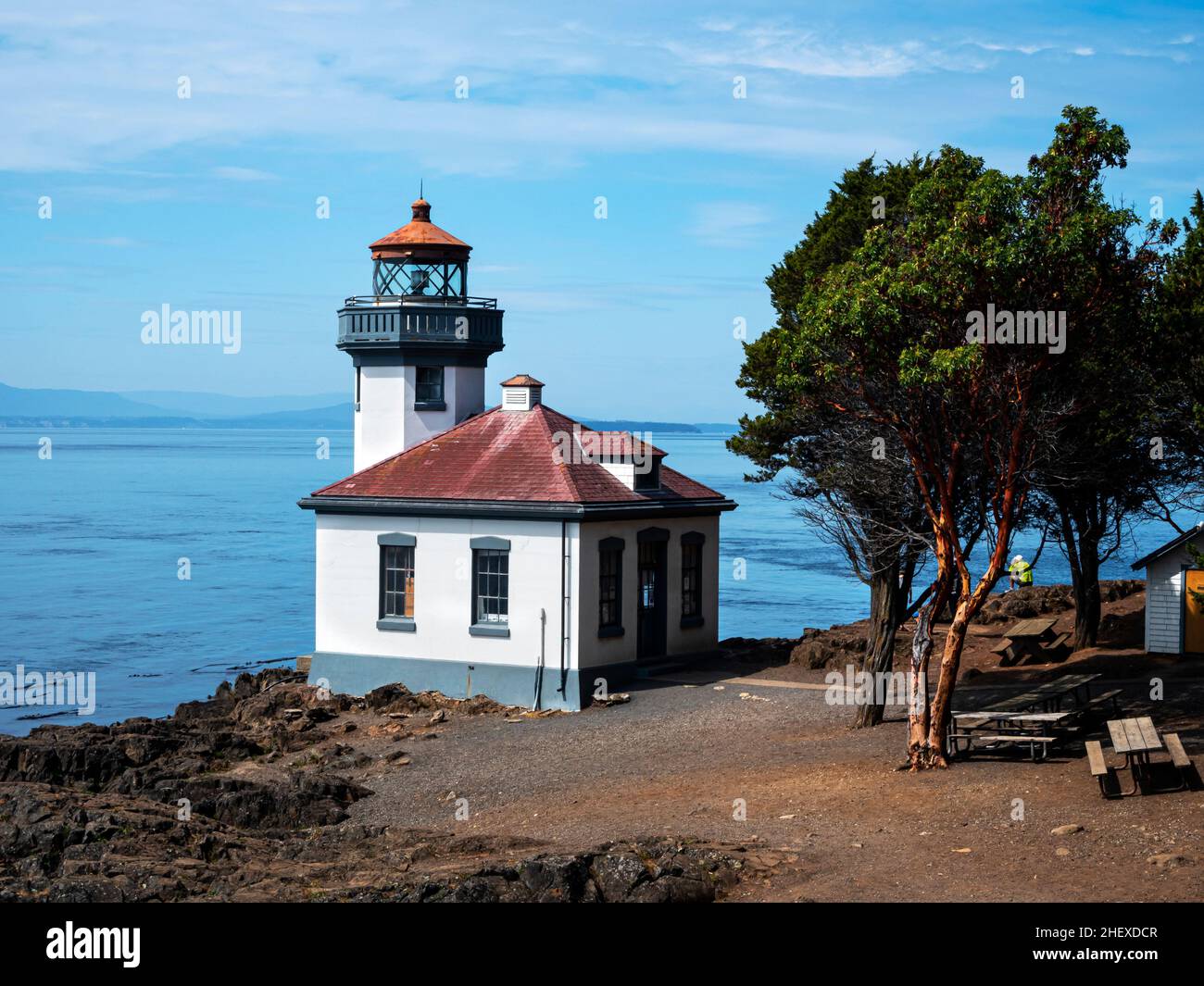 WA21107-00...WASHINGTON - Hero Strait und Lime Kiln Lighthouse auf der Insel San Juan. Stockfoto