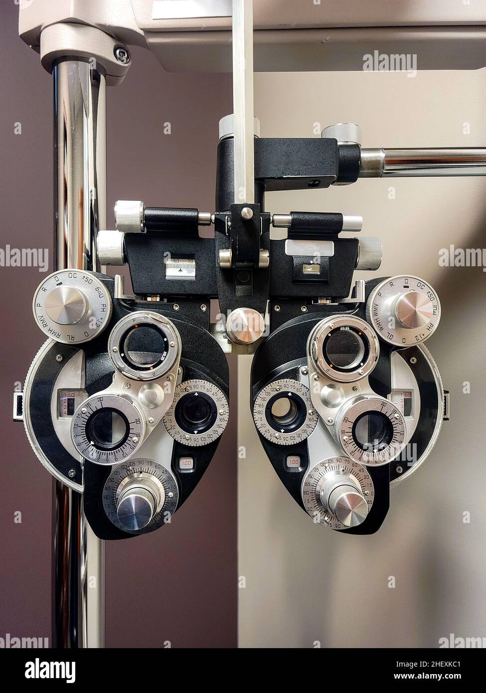 Nahaufnahme von Optometriegeräten in einem Augenarztzimmer Stockfoto