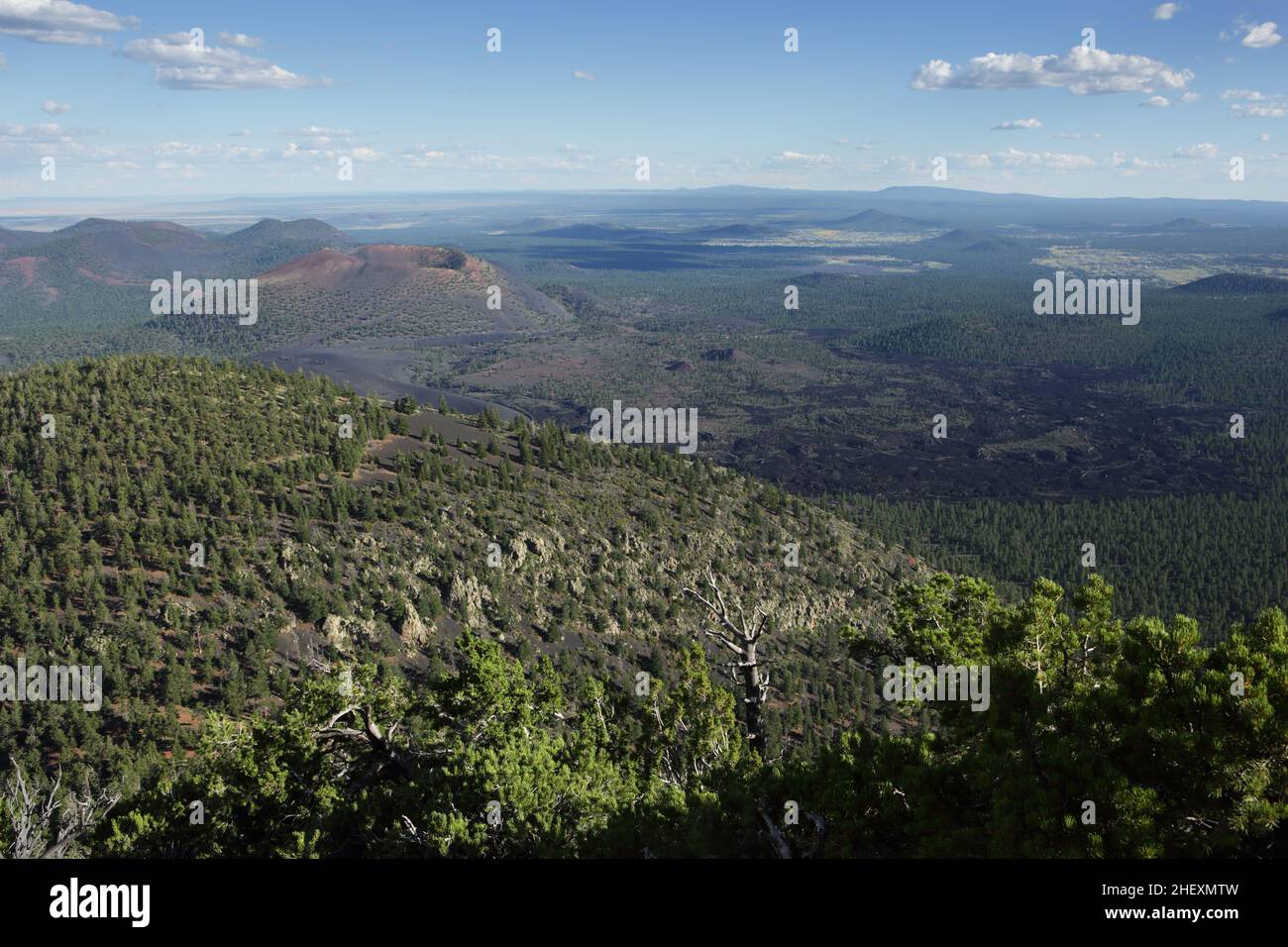 Luftaufnahme des Vulkans des Sunset Crater-Schlackenkegels und des Bonito Lava-Flusses vom O'Leary Peak, nördlich von Flagstaff, AZ, USA Stockfoto