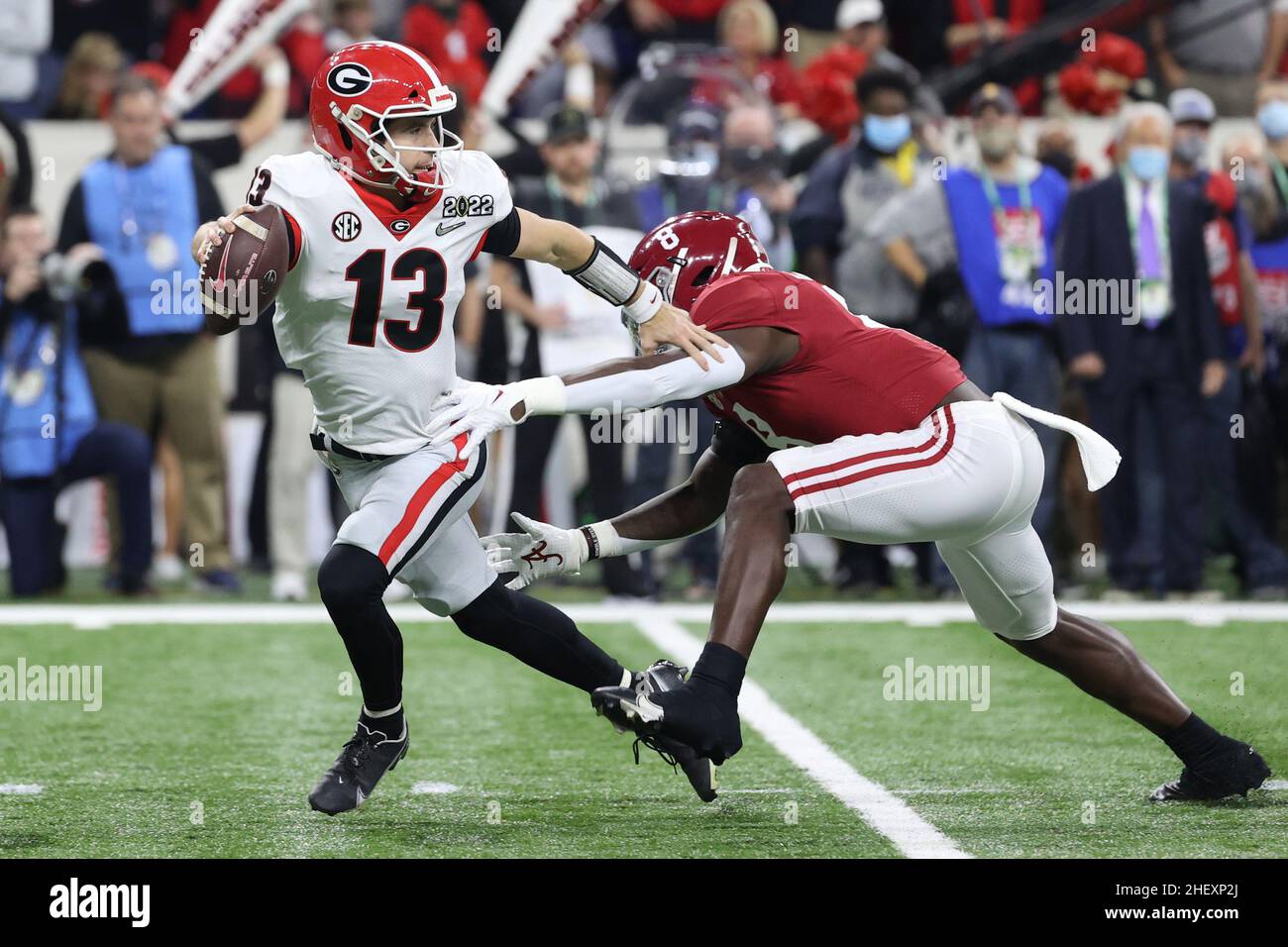 Indianapolis, IN, USA. 10th Januar 2022. Georgia Bulldogs Quarterback Stetson Bennett (13) wird vom Alabama Crimson Tide-Linienrichter Christian Harris (8) beim NCAA College Football Playoff National Championship-Spiel zwischen den Georgia Bulldogs und der Alabama Crimson Tide im Lucas Oil Stadium in Indianapolis, IN, entlassen. Darren Lee/CSM/Alamy Live News Stockfoto