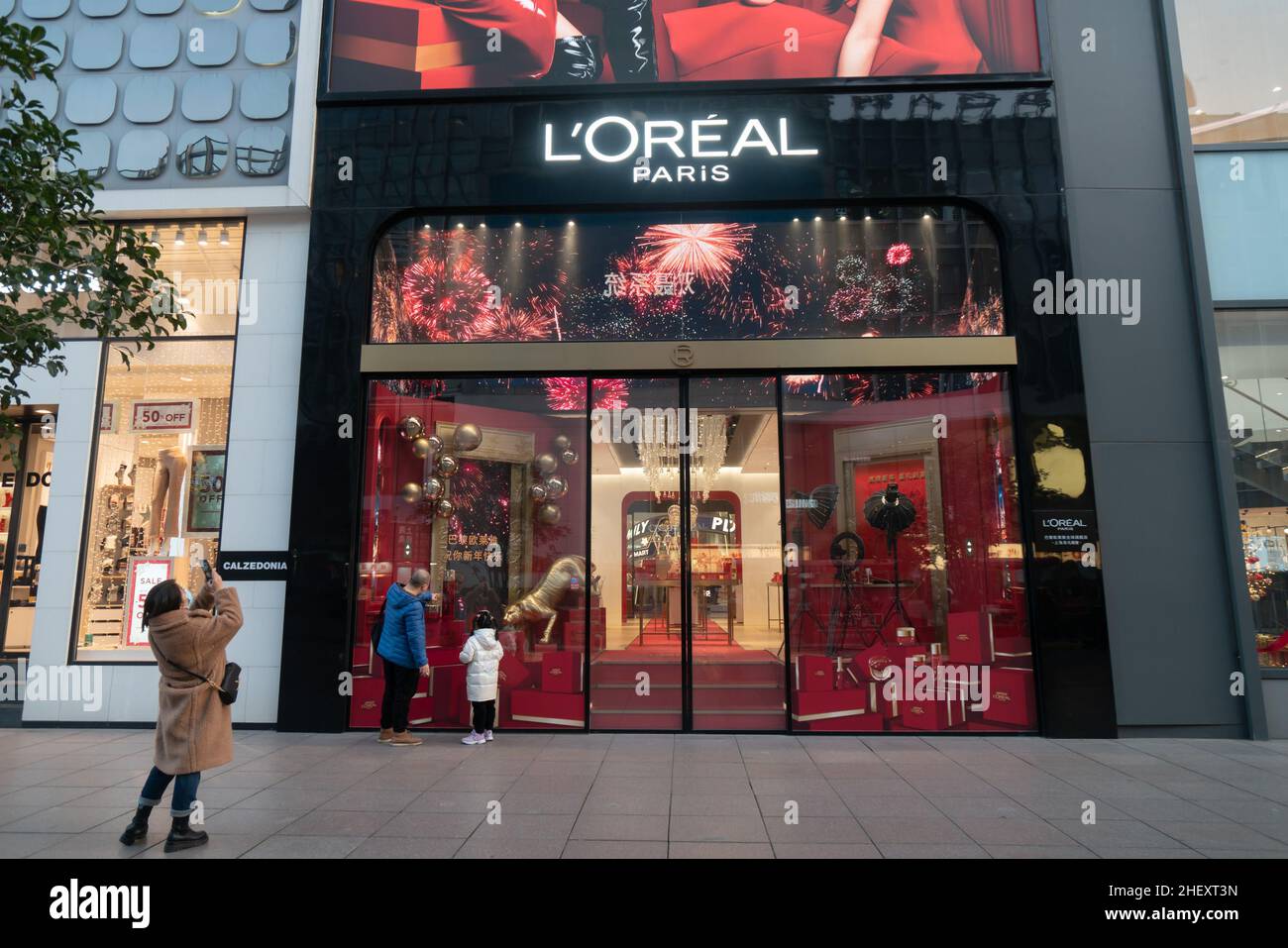 SHANGHAI, CHINA - 12. JANUAR 2022 - L 'Oreal Paris Flagship Store in Shanghai, China, 12. Januar 2022. Stockfoto