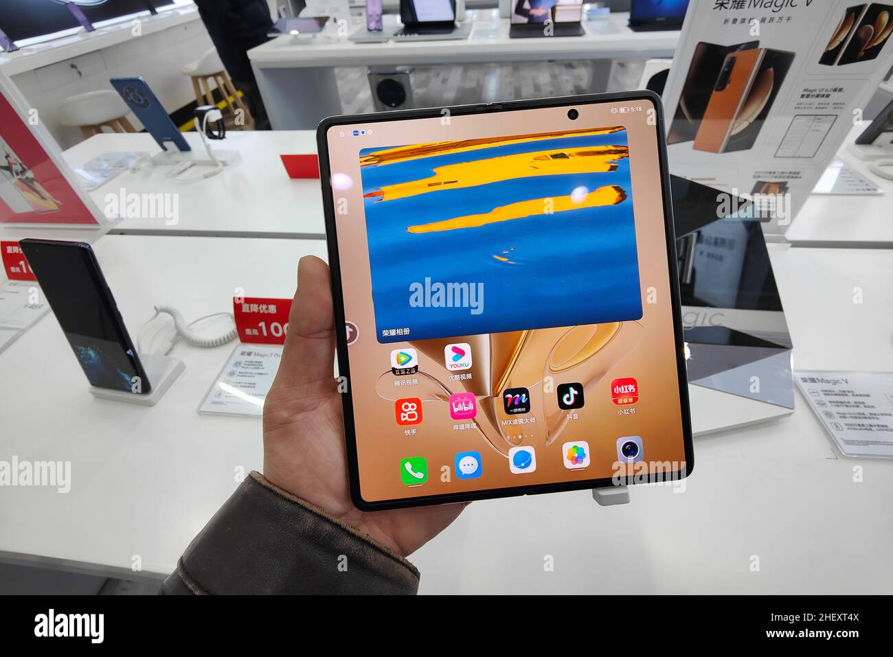 SHANGHAI, CHINA - 12. JANUAR 2022 - Ein Benutzer erlebt das Flaggschiff-Mobiltelefon Magic V, das vor kurzem von Honor in Shanghai, China, veröffentlicht wurde Stockfoto