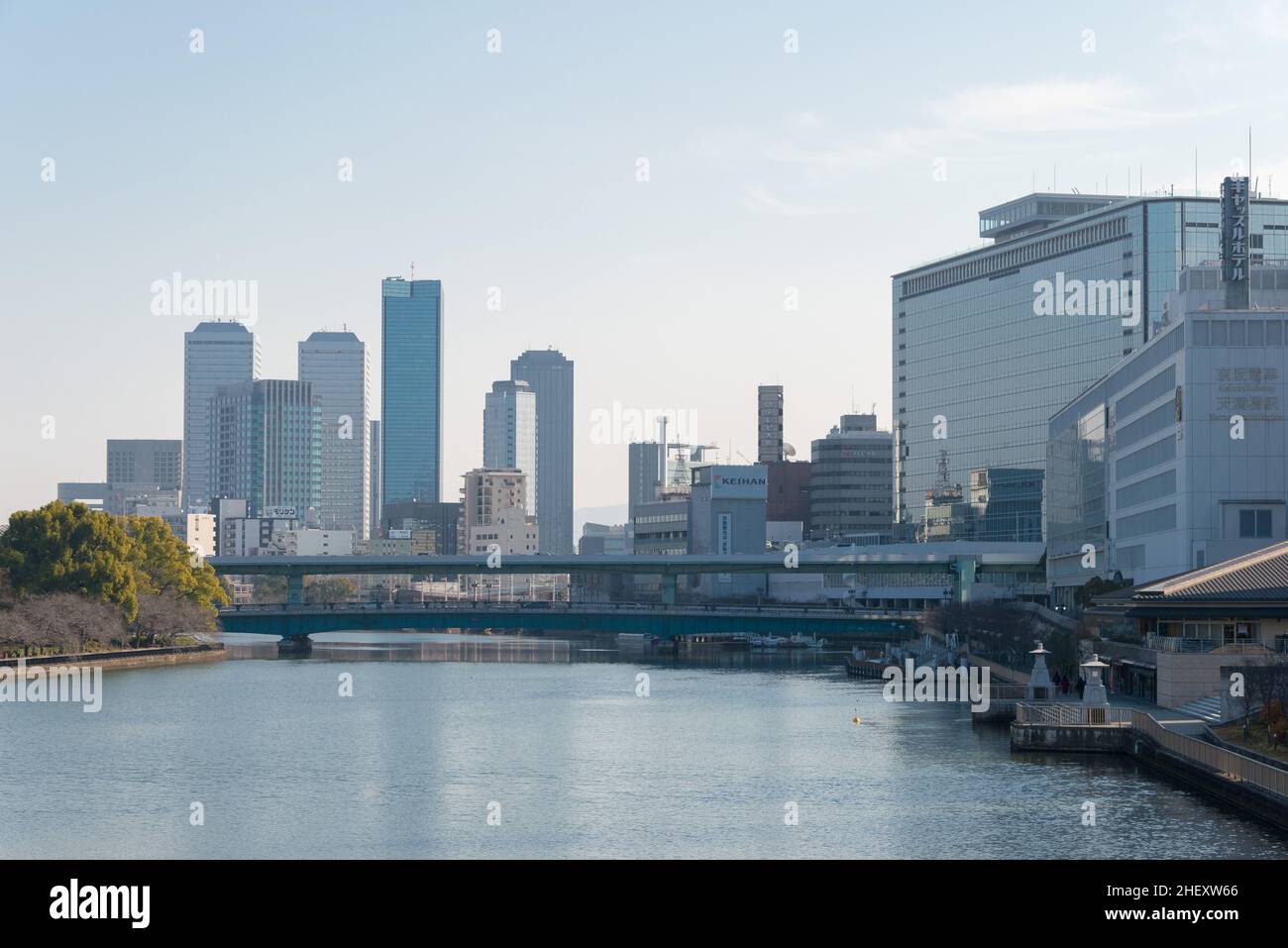 Osaka, Japan - Jan 03 2022- Okawa River (Kyu-Yodo River) Blick von der Tenjin Bridge (Tenjinbashi) in Nakanoshima, Kita-ku, Osaka, Japan. Stockfoto