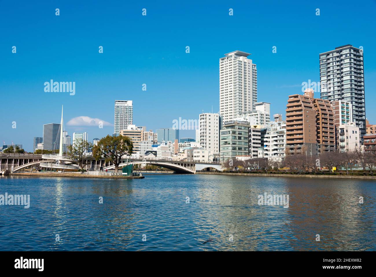 Osaka, Japan - Jan 03 2022- Okawa River (Kyu-Yodo River) Blick vom Hachikenyahama Pier in Kitahama, Chuo-ku, Osaka, Japan. Stockfoto