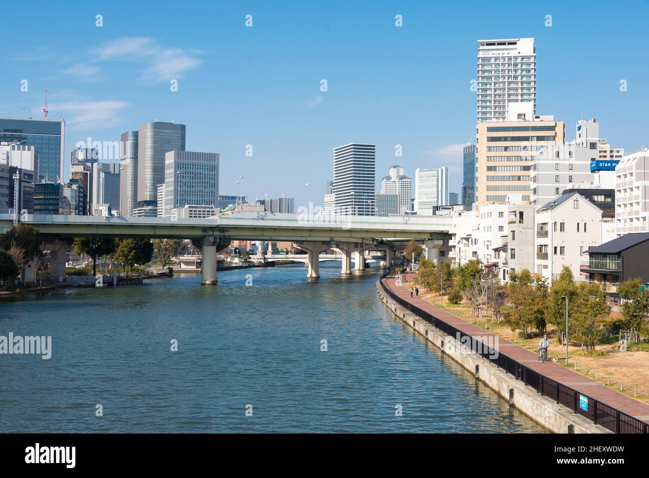 Osaka, Japan - Jan 03 2022- Okawa River (Kyu-Yodo River) Blick von der Tenjin Bridge (Tenjinbashi) in Nakanoshima, Kita-ku, Osaka, Japan. Stockfoto