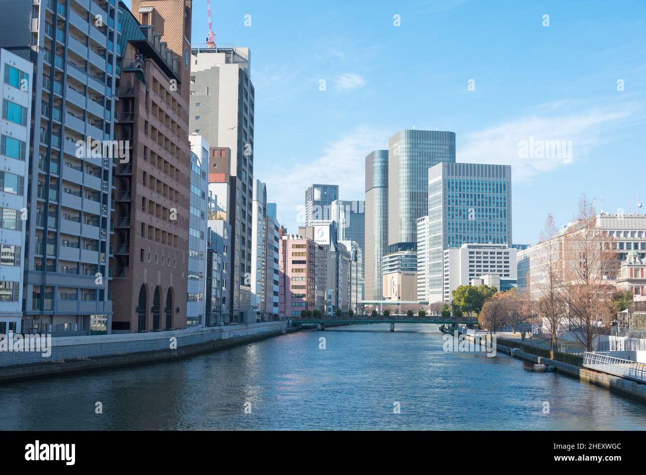 Osaka, Japan - Jan 03 2022- Tosabori River (Kyu-Yodo River) Blick von der Nanba Bridge (Nanbabashi) in Kitahama, Chuo-ku, Osaka, Japan. Stockfoto