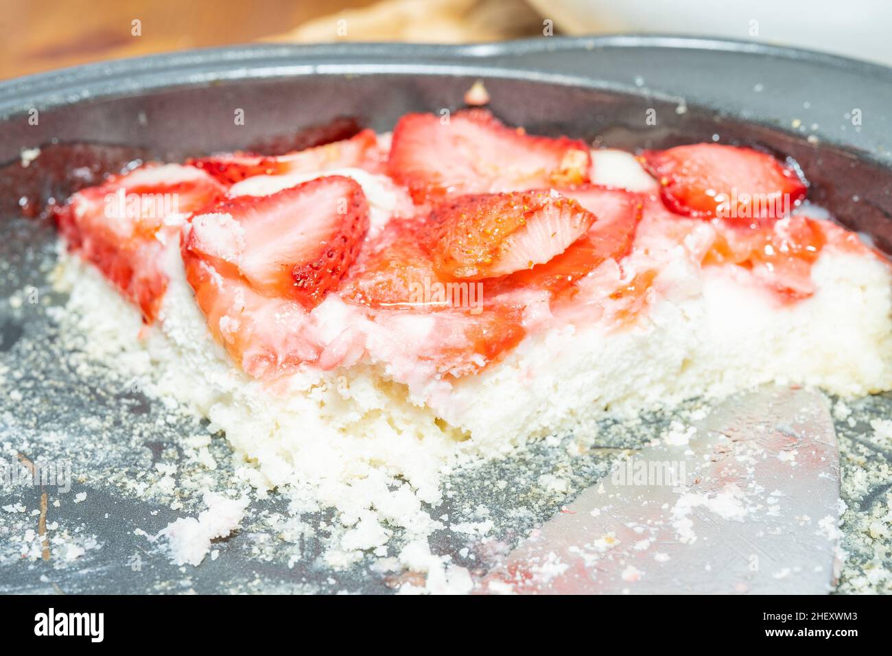 Dieser glutenfreie Erdbeerkuchen eignet sich perfekt für die Erdbeersaison und darüber hinaus und macht das Beste aus nicht so perfekten Erdbeeren. Stockfoto