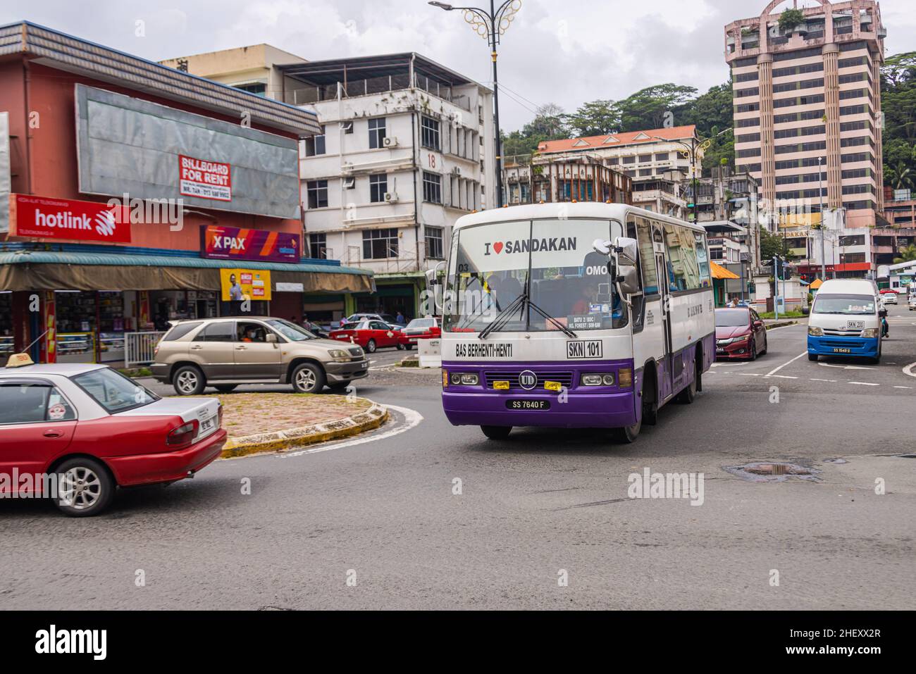 Sandakan, Malaysia - 05. Januar 2022: Alter Bus in der Stadt Sandakan. Fahren von Bussen im Stadtverkehr. Öffentliche Verkehrsmittel in Sabah, Borneo. Oldtimer-Bus ein Stockfoto