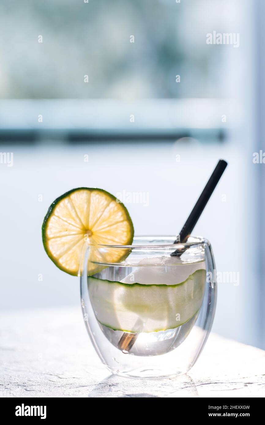 Mojito Cocktail aus Glas mit Limette, Eis und Minze serviert auf hellem Hintergrund Stockfoto