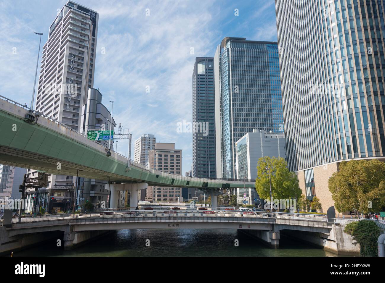 Osaka, Japan - Jan 03 2022- Tosabori River (Kyu-Yodo River) Blick von der Nishiki Bridge (Nishikibashi) in Nakanoshima, Kita-ku, Osaka, Japan. Stockfoto