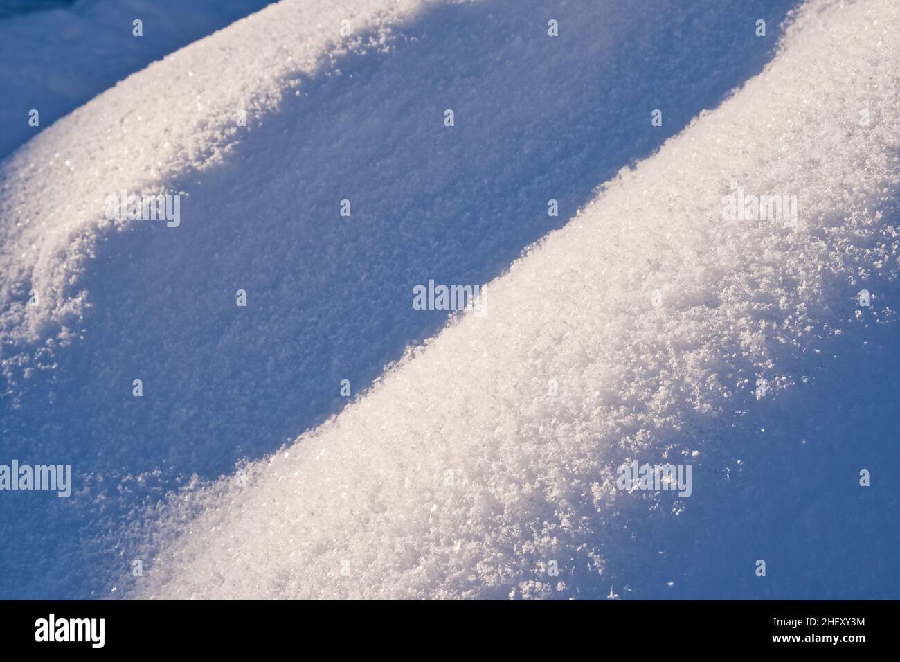 Schnee Oberfläche Textur in hellblauem Ton. Winter Saison Hintergrund. Stockfoto