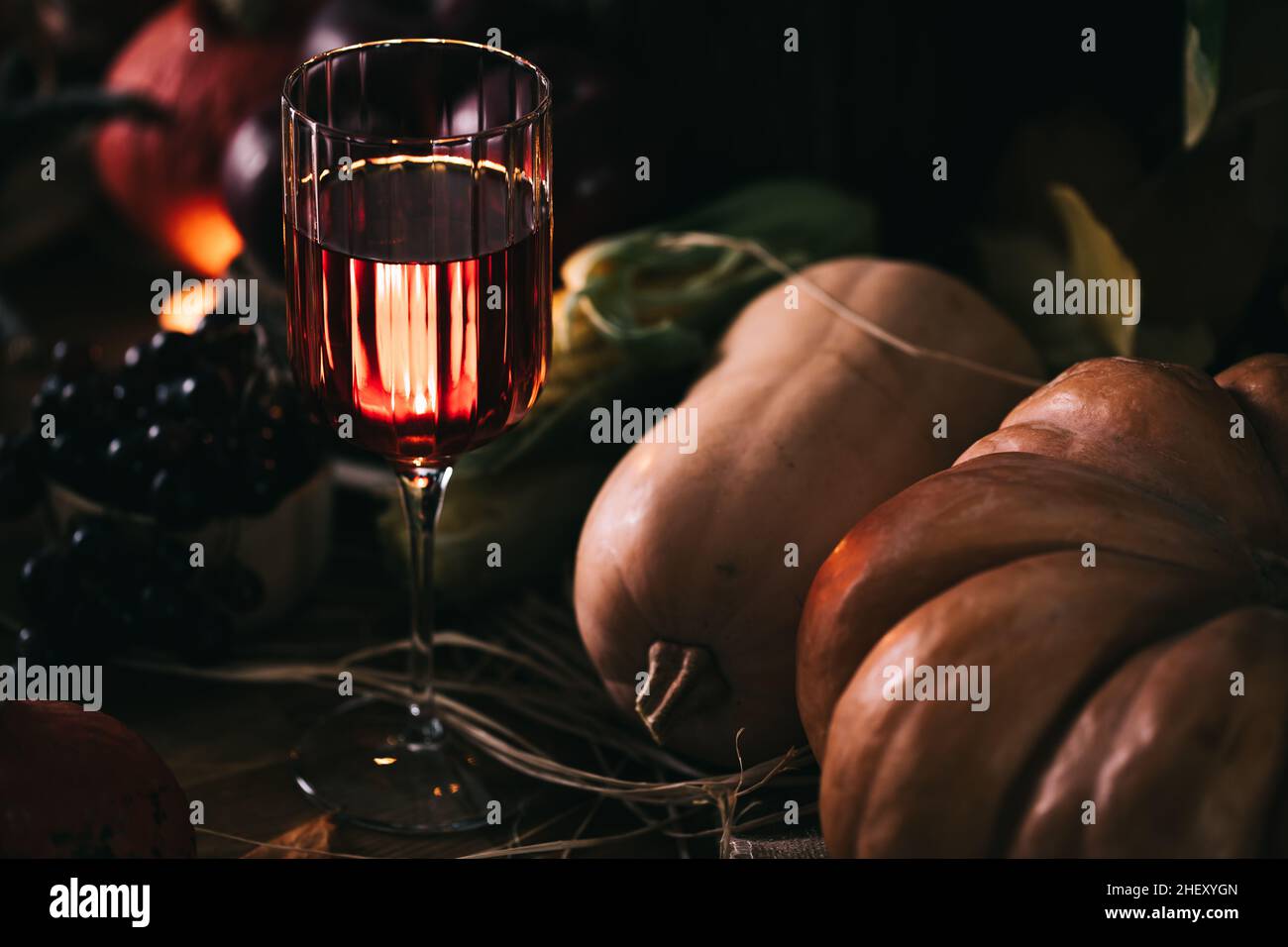 Ein Glas Roséwein oder Apfelwein im Weinglas in stimmungsvoller Herbststimmung. Herbstprätenzen Stockfoto