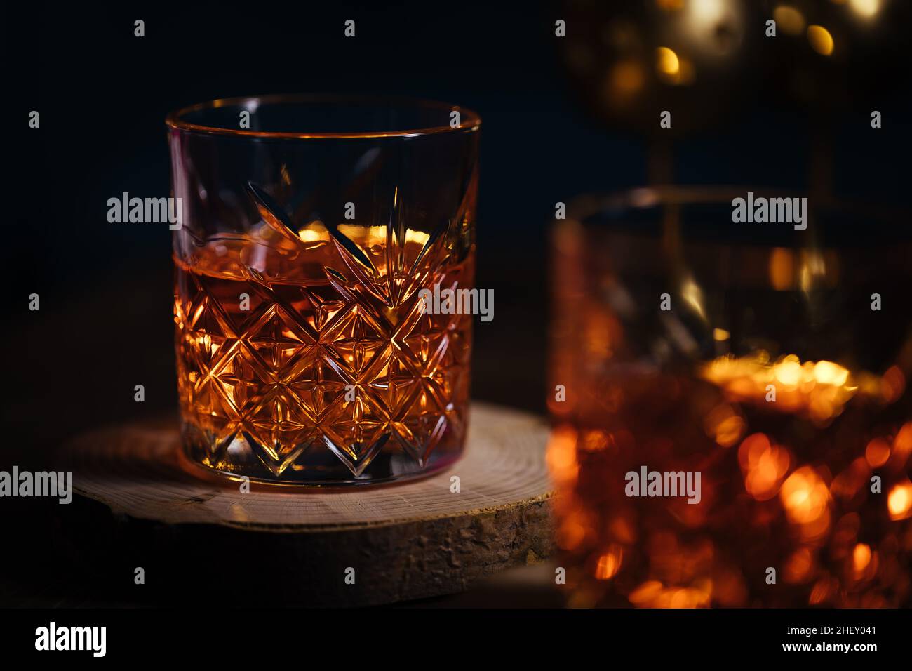 Zwei Gläser Whiskey in stimmungsvoller, dunkler Atmosphäre Stockfoto