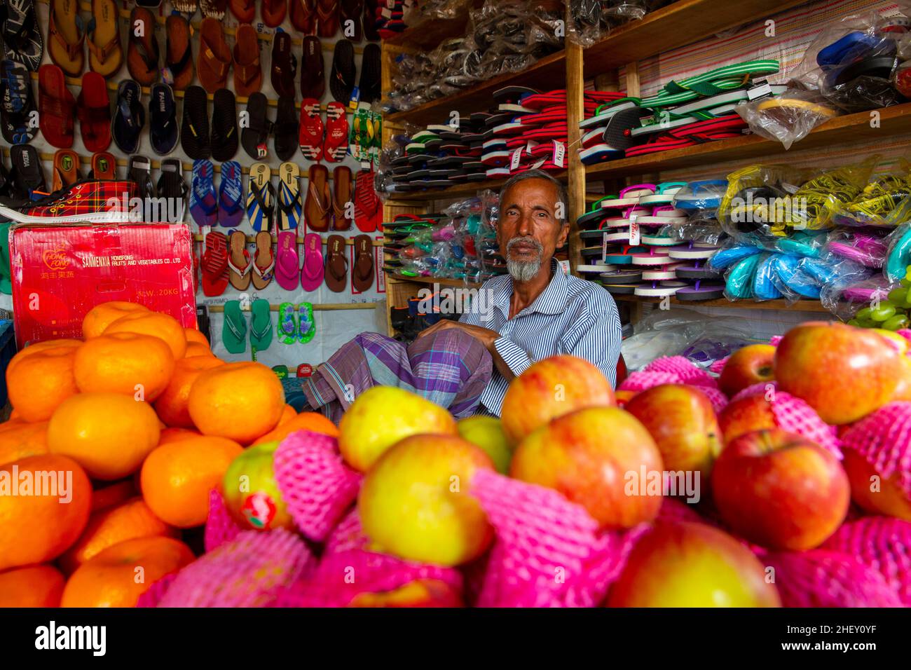 Ein Obst- und Schuhgeschäft auf einem ländlichen Markt in Sunamganj, Bangladesch Stockfoto