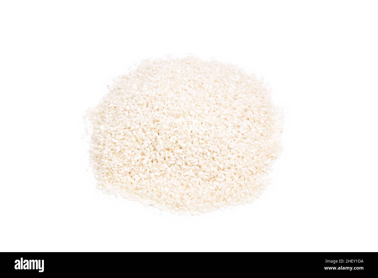 Haufen weißer Reiskörner auf weißem Hintergrund. Orientalisches und gesundes Essen Stockfoto