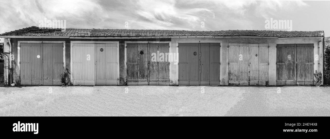 Muster der Garagentore in einem französischen Dorf Stockfoto