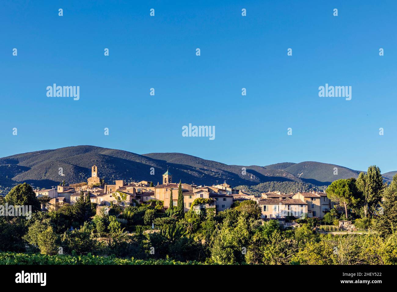 Landschaftlich schöner Blick auf das Dorf Lourmarin in der Provence, Frankreich Stockfoto