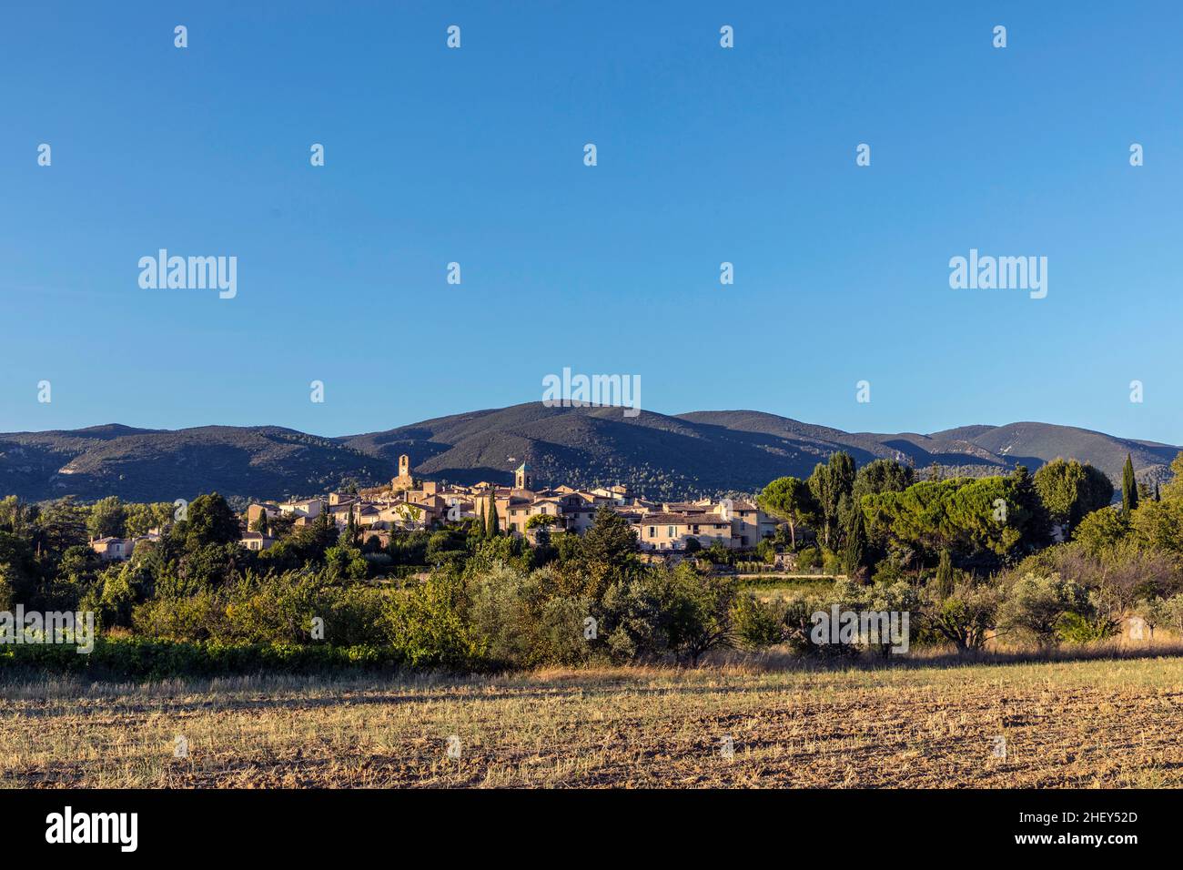 Landschaftlich schöner Blick auf das Dorf Lourmarin in der Provence, Frankreich Stockfoto