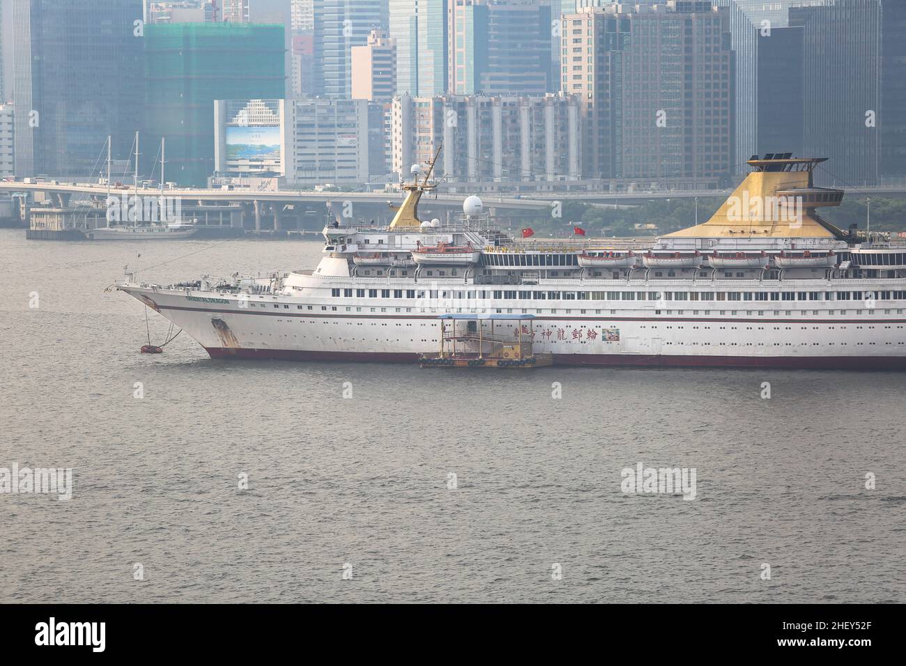 Kreuzfahrtschiff „Oriental Dragon“ in Hongkong, Südchina (ehemals Royal Caribbean Cruise Line Sun Viking), Kasinoschiff, Gebäude, Passagierschiffe Bild Stockfoto