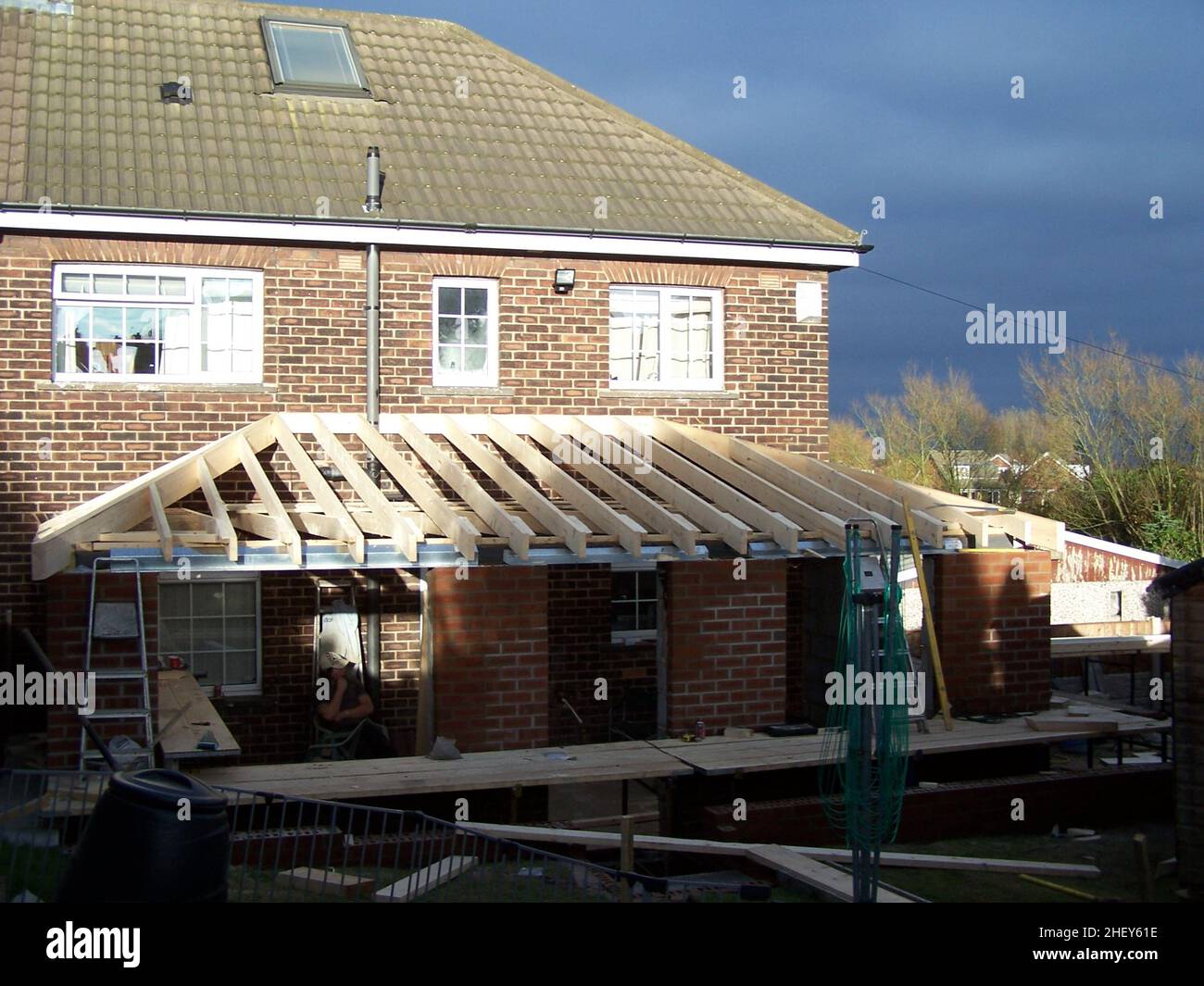 Holzstützen für ein Hüftdach auf einer Verlängerung. Wohnbaukonzept Stockfoto