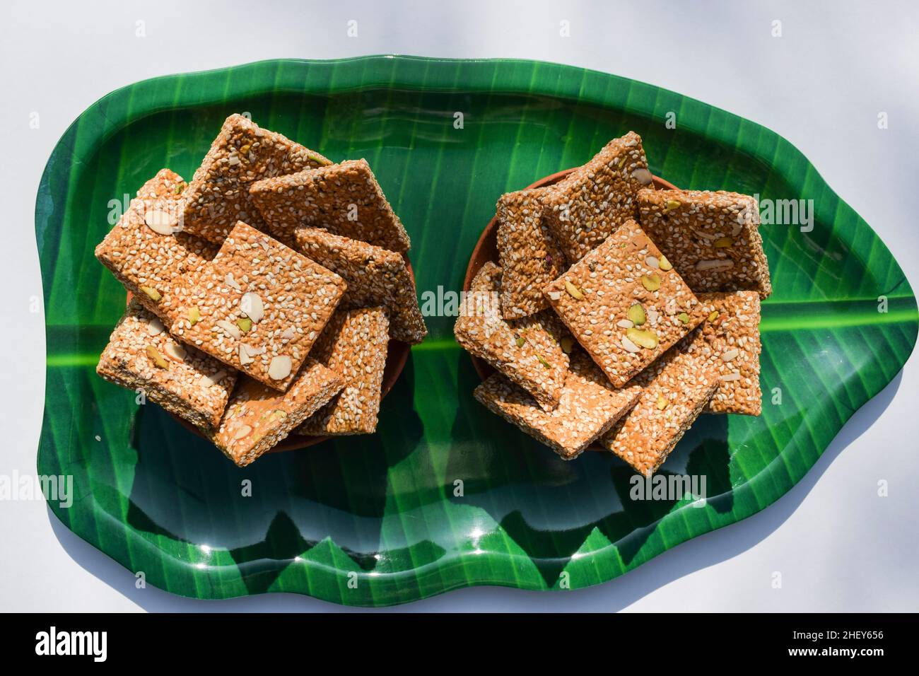 Badam Pista Gur Patti Gajak . Es besteht aus Zacken- und Sesamplatten mit Mandeln und Pistachhio Stockfoto
