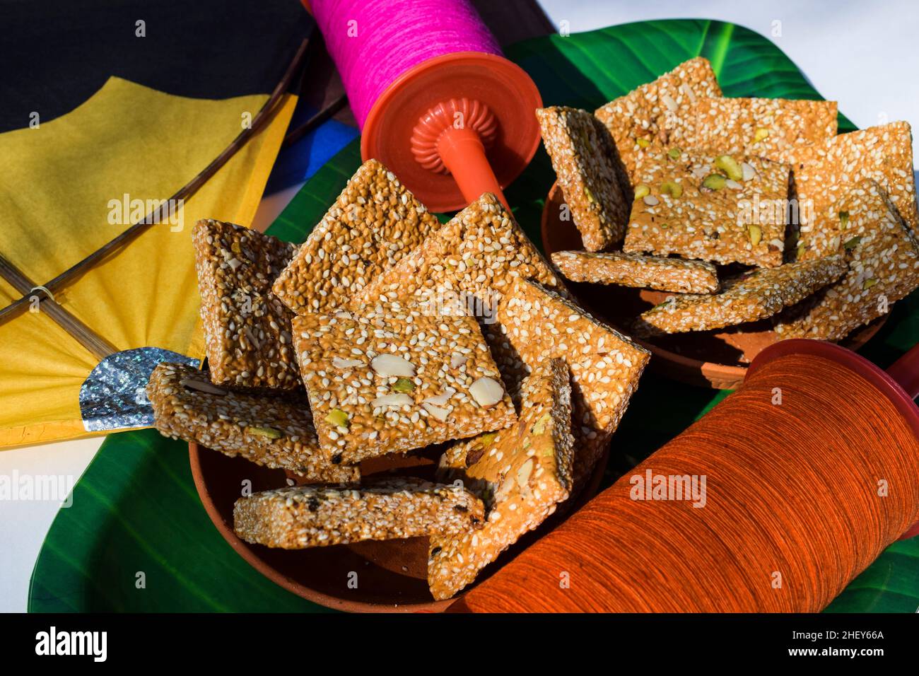 Badam Pista Gur Patti Gajak . Es besteht aus Zacken- und Sesamplatten mit Mandeln und Pistachhio Stockfoto