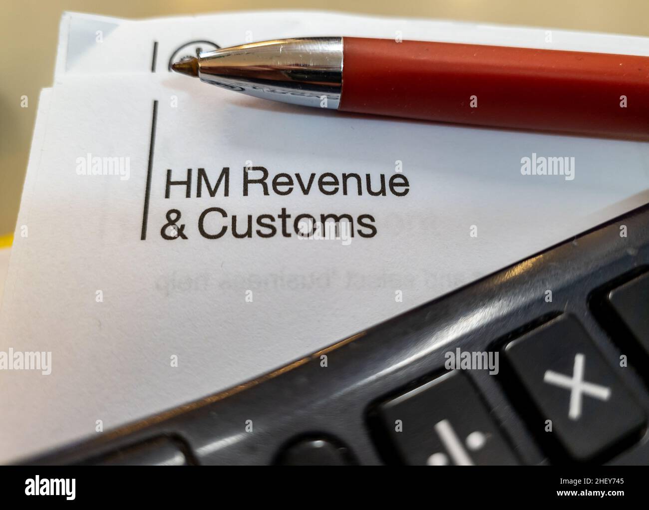 Eine Korrespondenz von HM Revenue of Customs. Das britische Regierungsministerium für die Erhebung von Steuern und Zöllen. Stockfoto