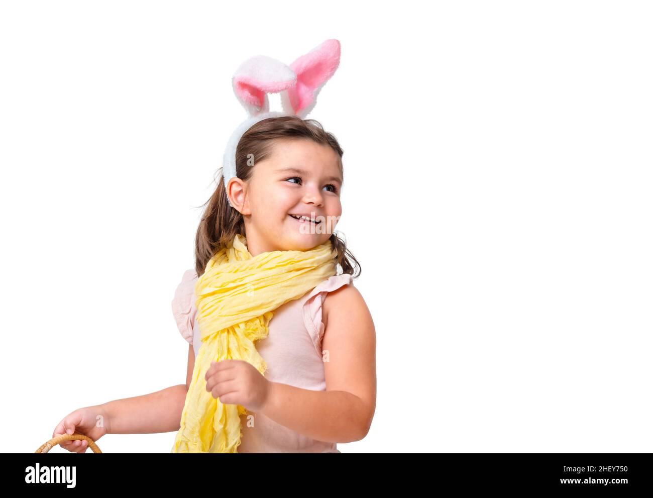 Kind in Osterhasen Ohren dreht sich isoliert auf weißem Hintergrund um Stockfoto