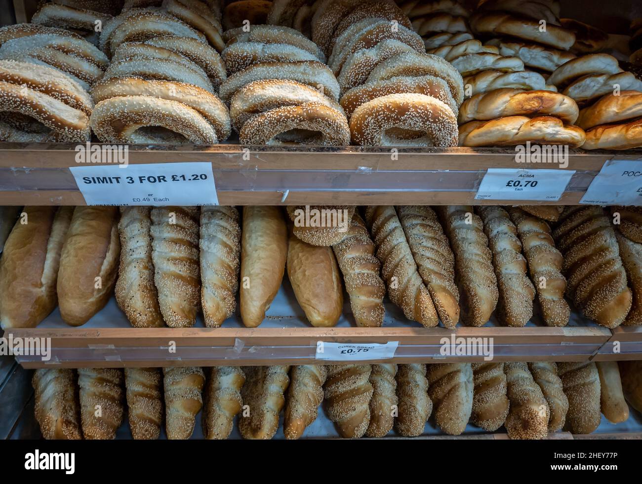 London. GROSSBRITANNIEN: 11.14.2021. Verschiedene Brotsorten in einem kontinentalen Supermarkt. Stockfoto