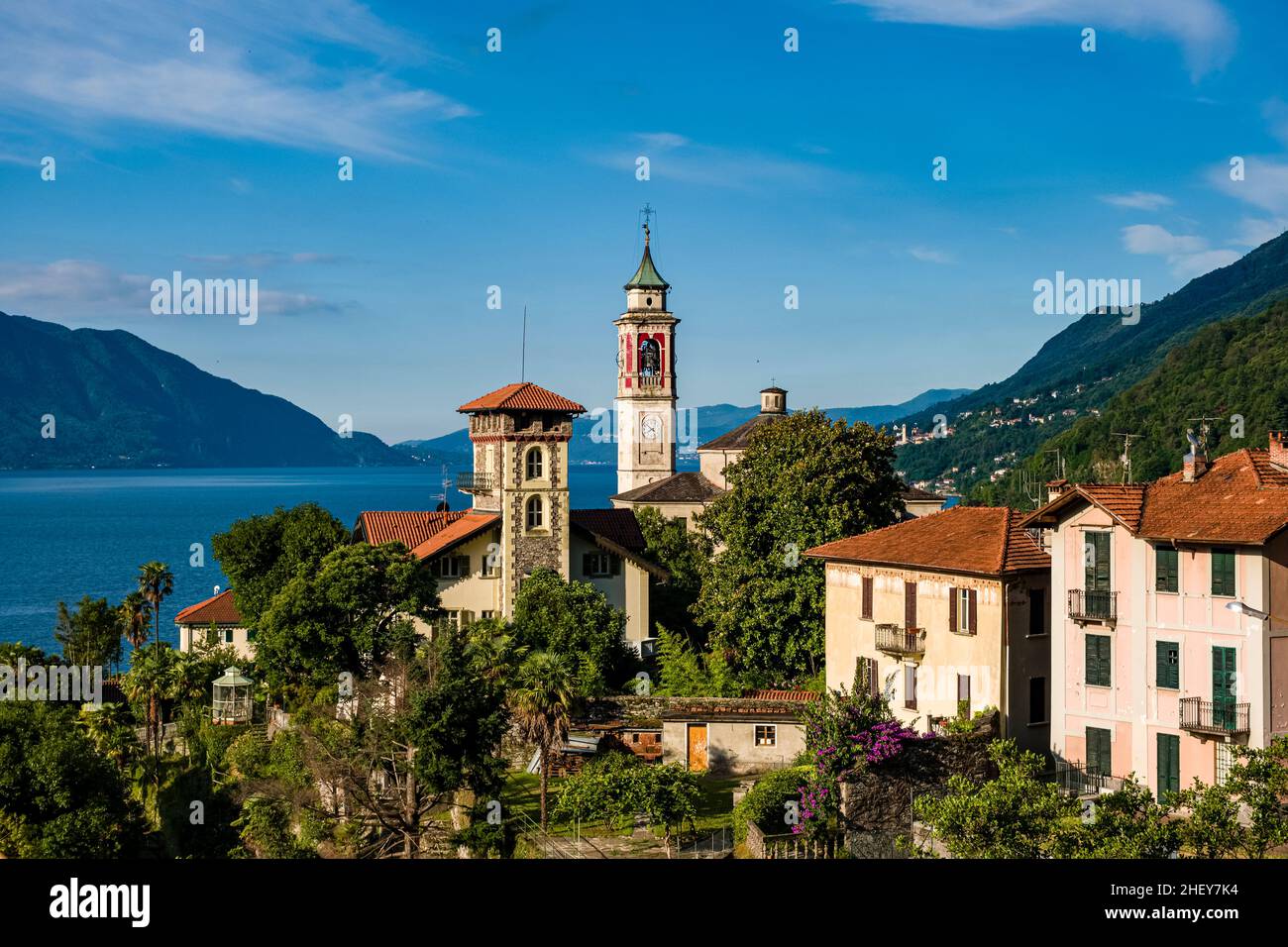 Blick auf die Kirche Chiesa Parrocchiale di San Giorgio, den Lago Maggiore und die umliegenden Berge. Stockfoto