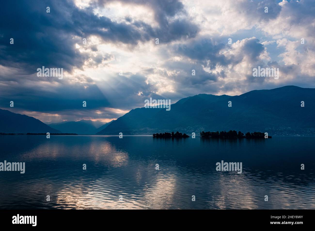 Dramatische Gewitterwolken über dem Lago Maggiore, die sich auf der Wasseroberfläche spiegeln. Stockfoto