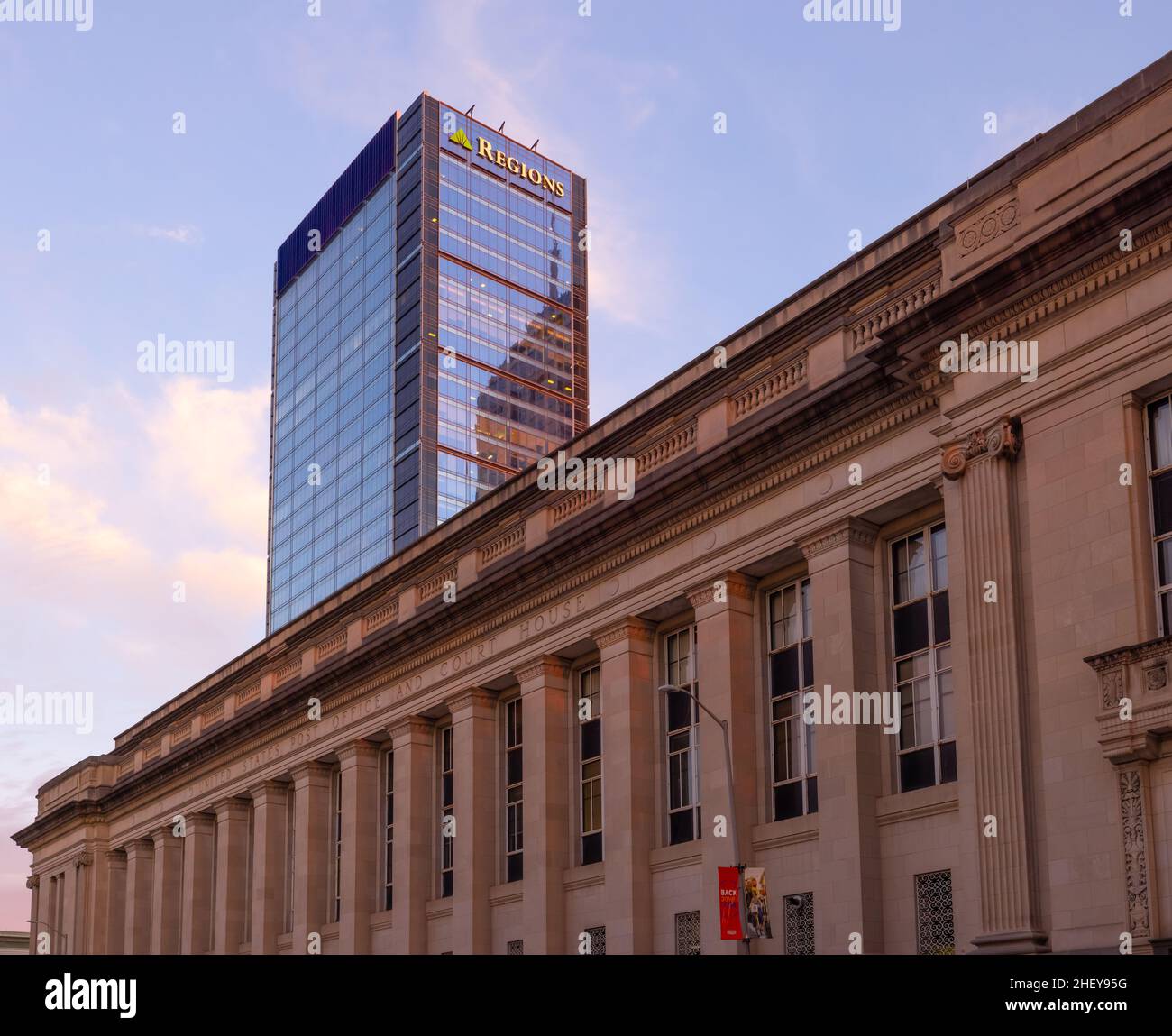 Indianapolis, Indiana, USA - 19. Oktober 2021: Das Marion County Courthouse and Post Office mit dem Regions Tower im Hintergrund Stockfoto