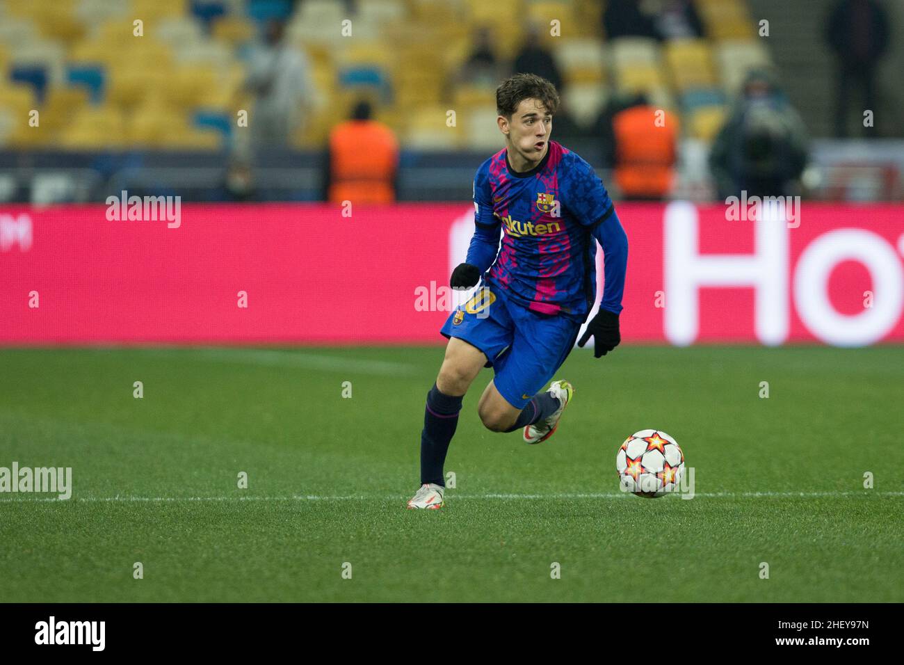 Ukraine, Kiew - 02. November 2021. Gavi (FC Barcelona) während des Spiels zwischen dem FC Dynamo Kiew und dem FC Barcelona, NSC Olympiyskiy Stockfoto