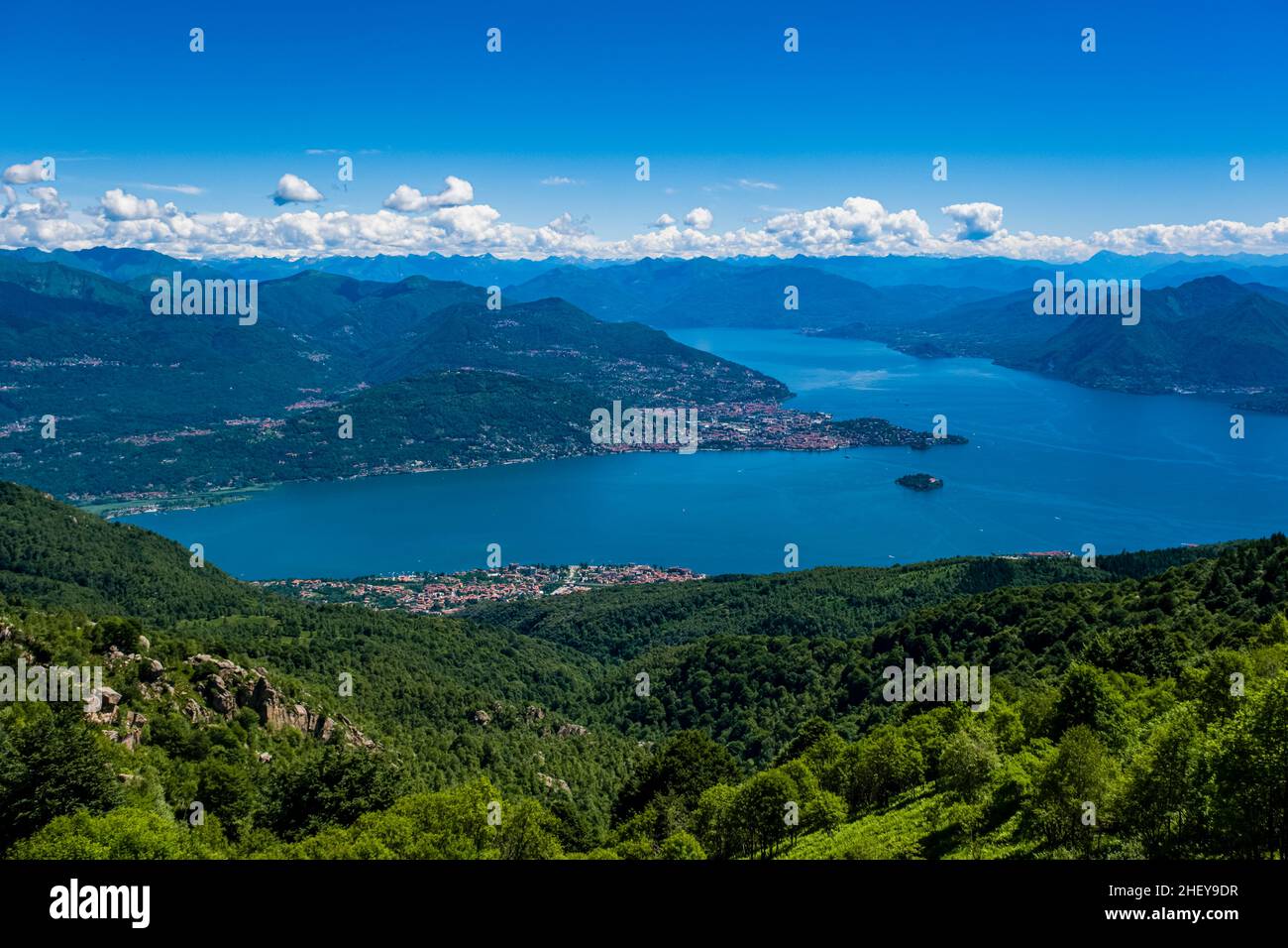 Luftaufnahme des Lago Maggiore vom Gipfel des Mottarone. Stockfoto