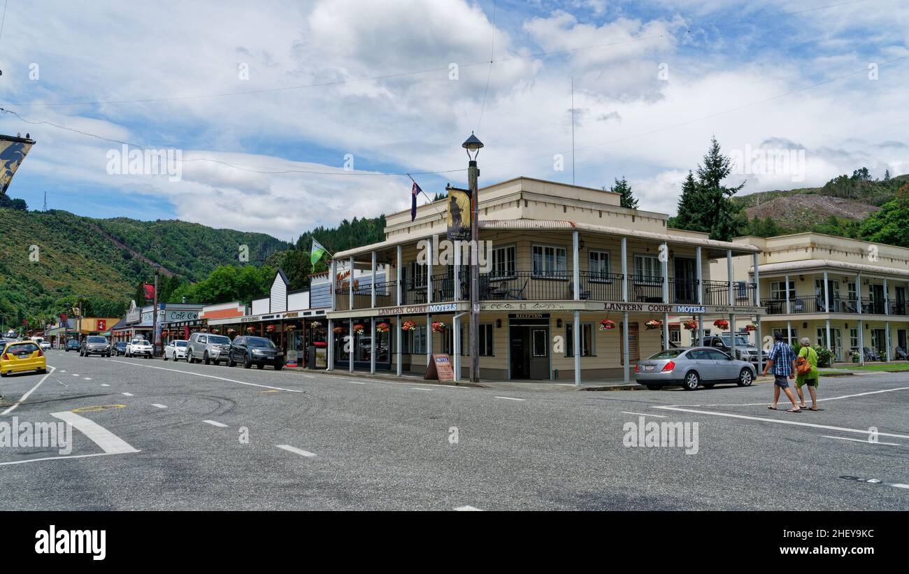 Reefton, Buller/Neuseeland - 30. Dezember 2021: Straßenbild von Reeftons Hauptstraße der Broadway blickt nach Osten in Richtung Springs Junction. Stockfoto