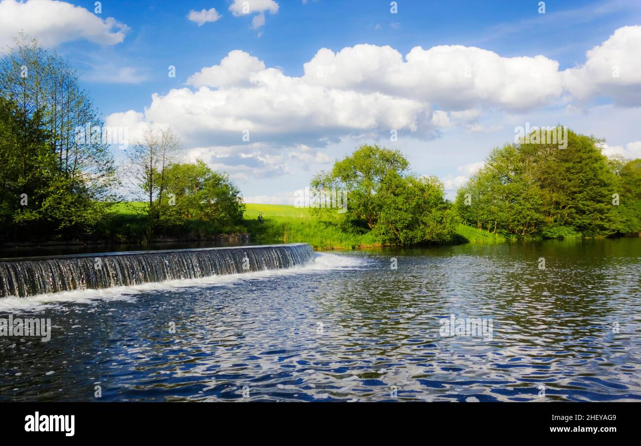 Wasser fließt in teich Fotos und Bildmaterial in hoher Auflösung Alamy