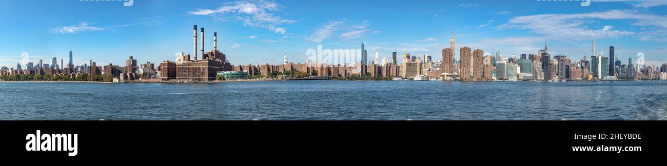 Panorama von New York mit Hudson und blauem Himmel Stockfoto