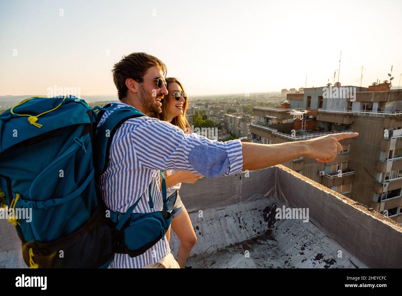 Glückliches Touristenpaar, Freunde, die Stadt mit Stadtplan besichtigen. Urlaubskonzept für Reisende Menschen Stockfoto